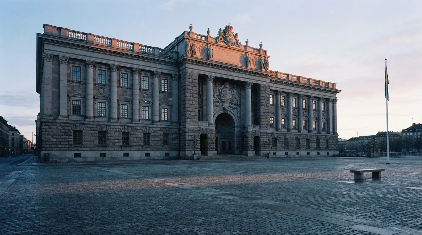 Stenfasad på en statlig byggnad i Stockholm vid gryning, höga pelare och ett tomt torg framför — svenska casinon för high rollers